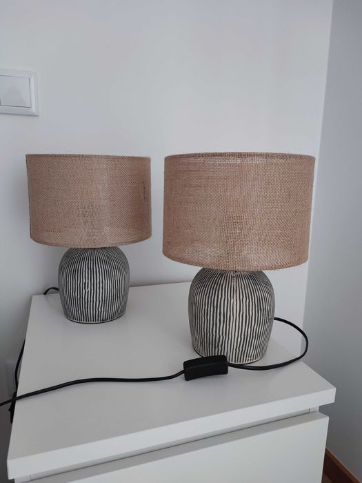 Candeeiros de mesa com base em cerâmica.