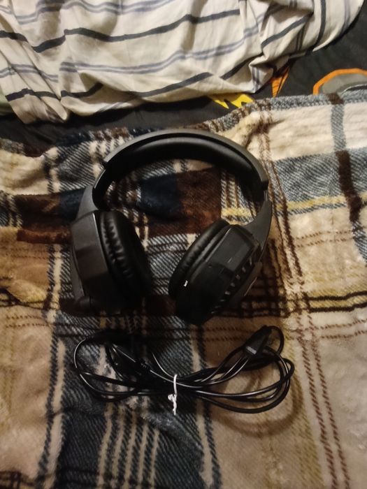 Черный наушники, проводные 190 см провод,2 разъема подключеные