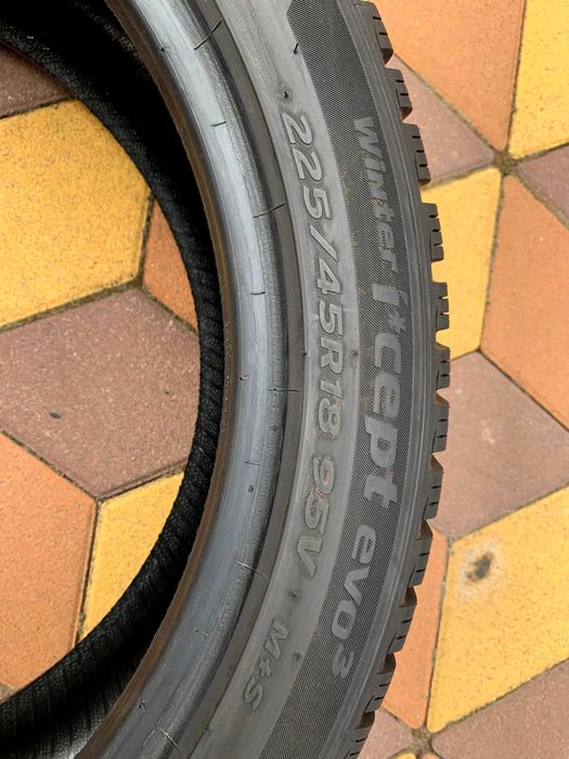 225/45 R18 95V Hankook Winter I*Cept Evo3 / Зимові шини / 2021