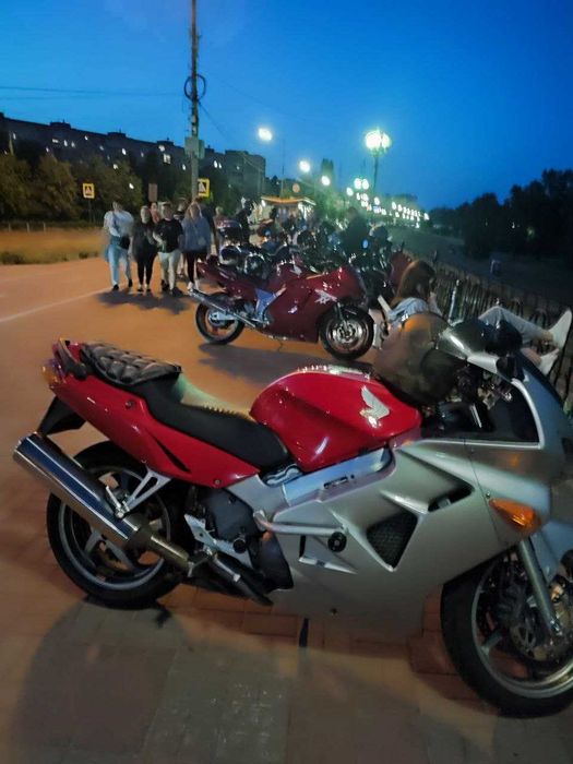 Продам Honda VFR800