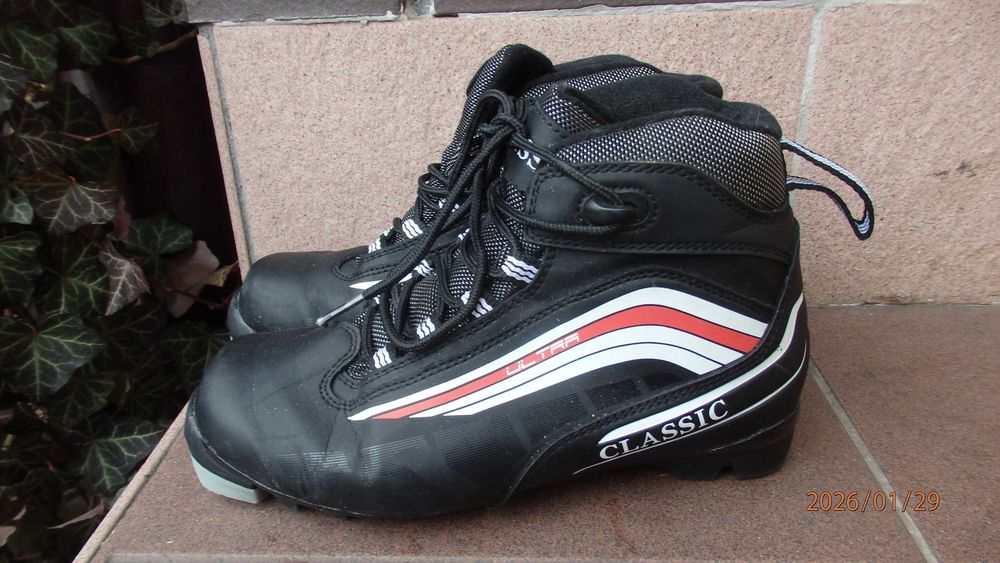 Buty sportowe marki Classic rozmiar 37.