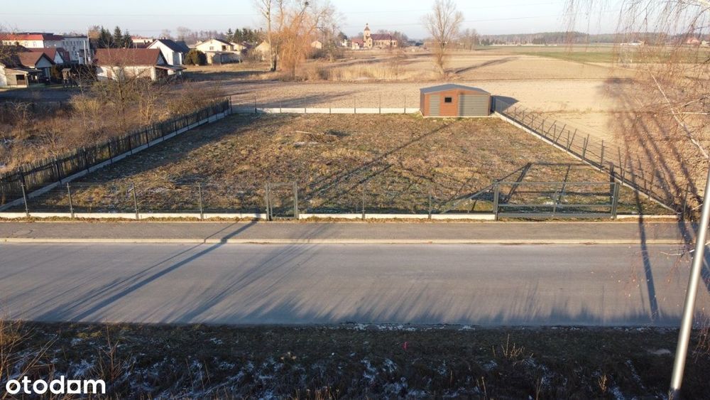 Sprzedam działkę budowlaną ogrodzoną, z garażem