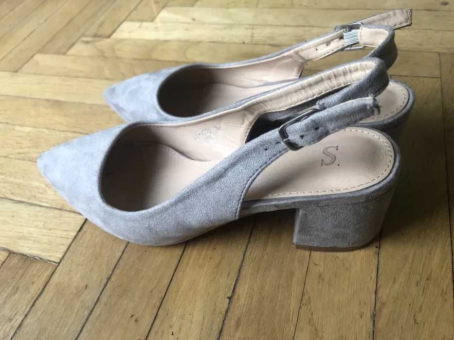 Szare zamszowe buty na obcasie słupku