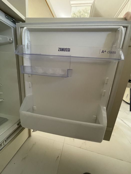 Встроенный холодильник Zanussi с барной стойкой