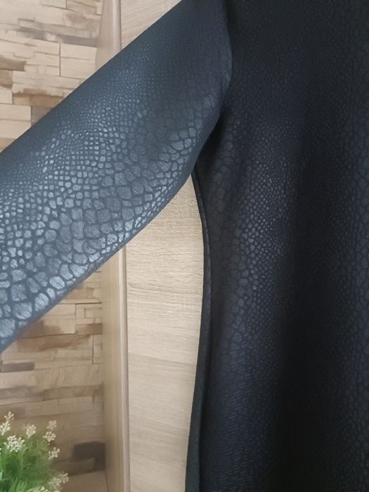 Klasyczna czarna sukienka z długim rękawem