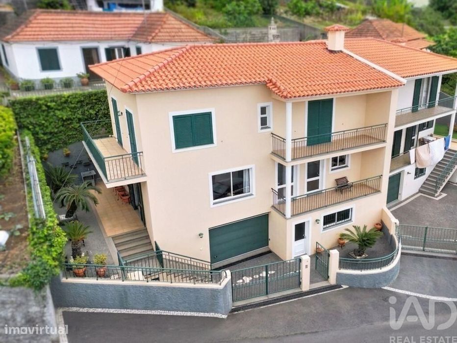 Moradia geminada T3 em Funchal (Santa Maria Maior) de 263 m2