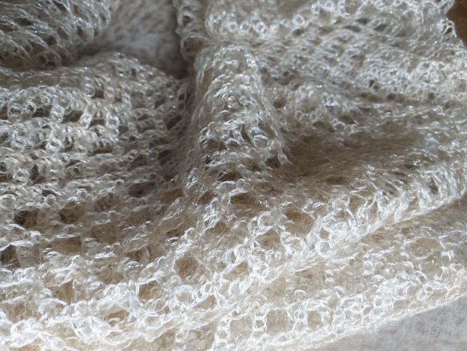 Chusta , szal  z wełny że srebrną nitką  robiony ręcznie.