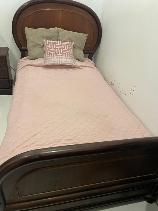 Cama de solteiro + 2 mesas de cabeceira
