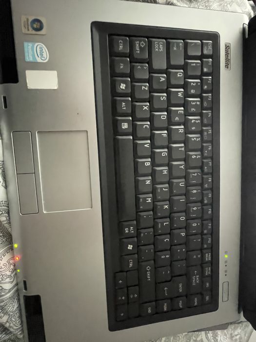 2 pcs portable Toshiba set in good working condition64409142853633123