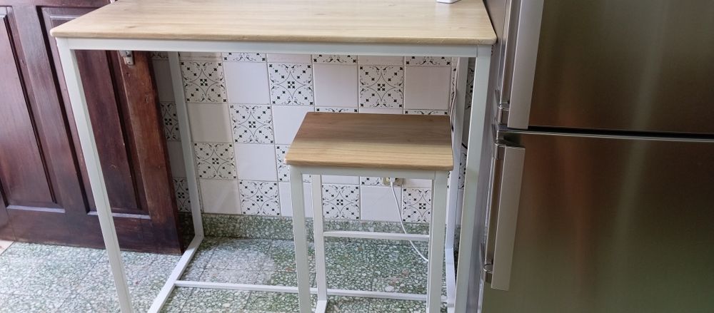 Mesa alta com 4 bancos