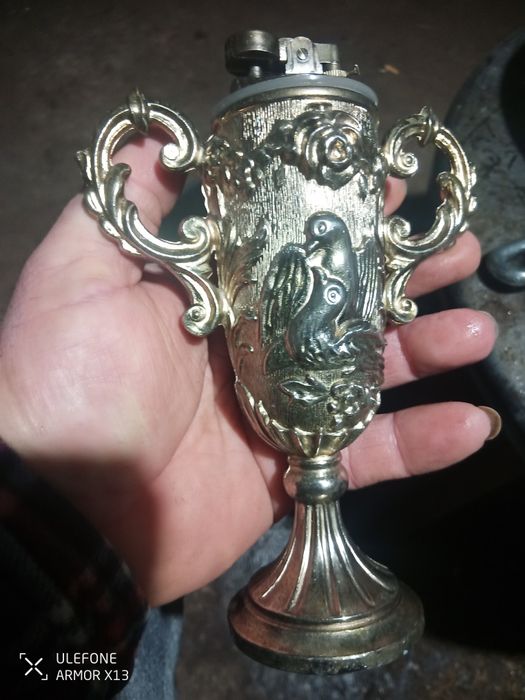 Isqueiro antigo em metal