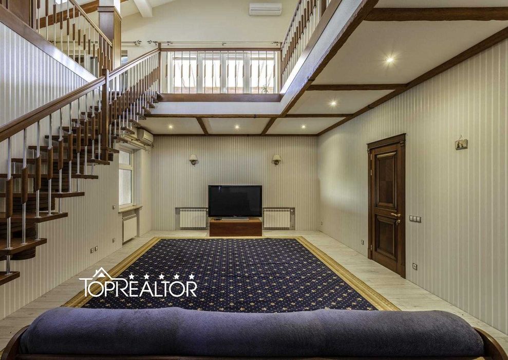 Сучасний заміський котедж із басейном у селищі Високий