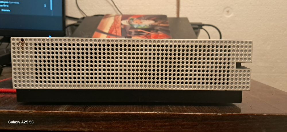 Продам Xbox One S у хорошому стані.
Працює відмінно, не гріється, без