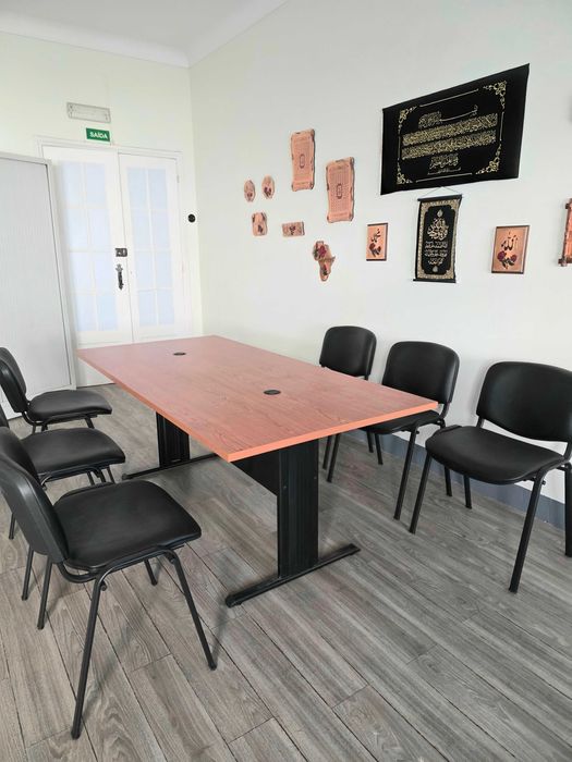 Mesa de escritório e cadeiras