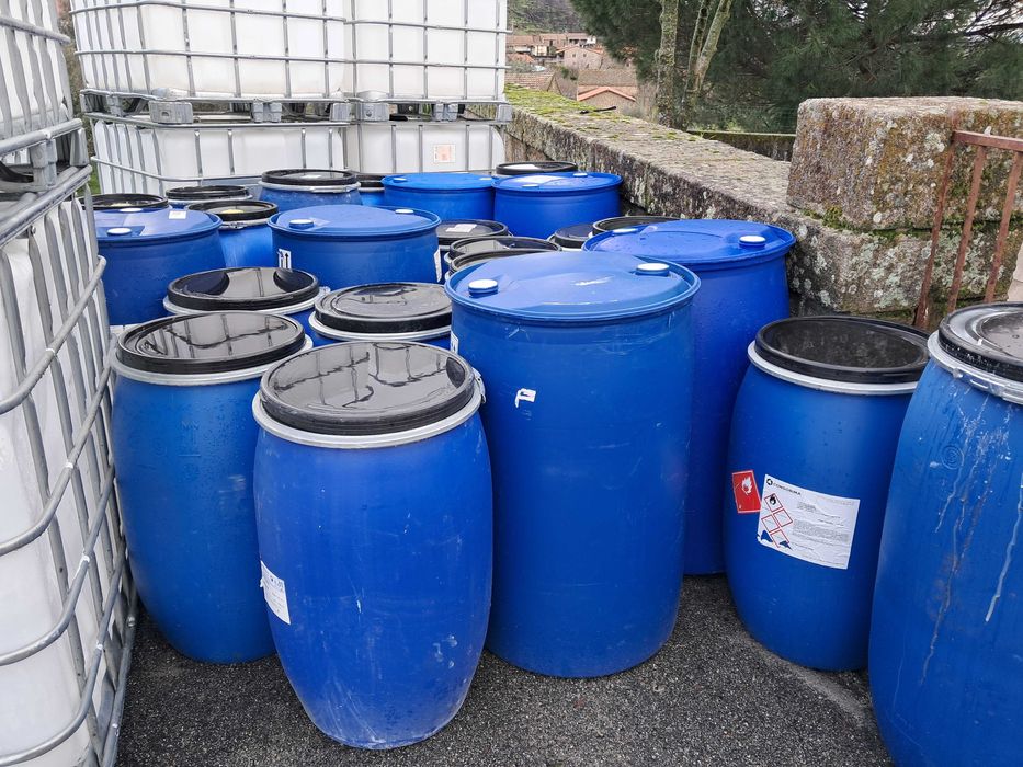 Depósitos de 1000Litros com palete de chapa