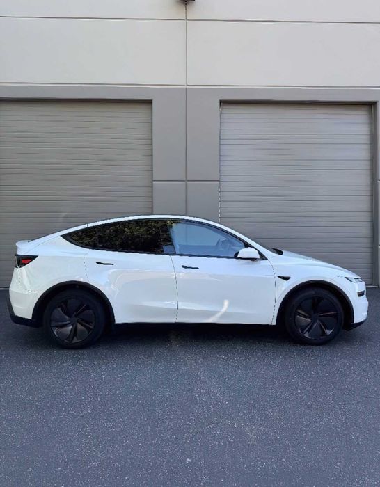 Tesla Model Y Long Range      2026