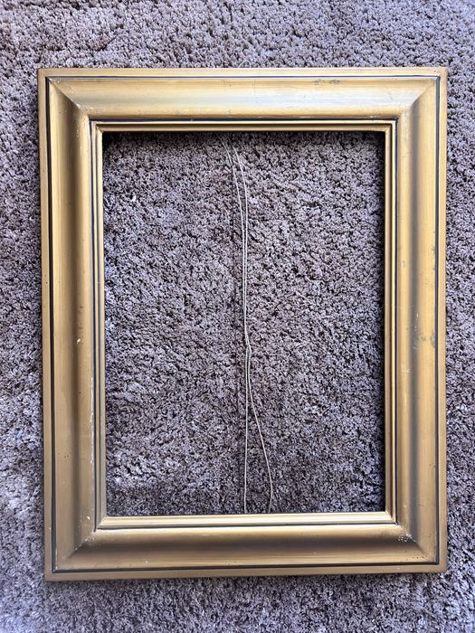 Moldura dourada em madeira vintage.