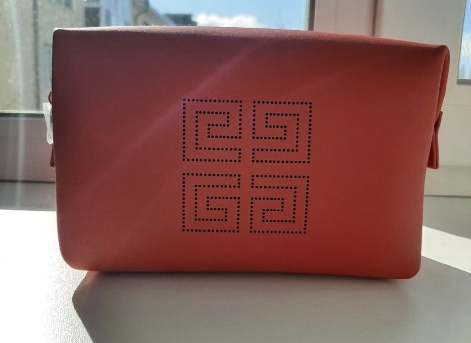 Нова косметичка Givenchy
Замінник шкіри.