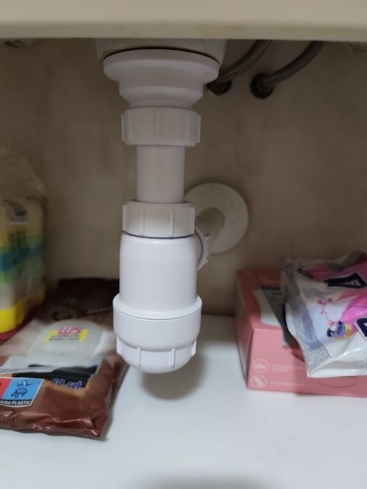 Szafka łazienkowa z umywalką i baterią