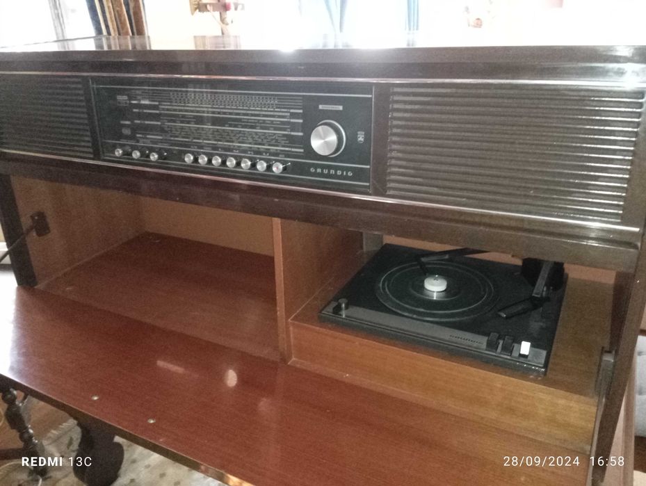 Móvel de radio e gira discos