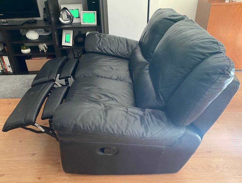 2 Sofás reclináveis pretos com dois lugares com apoio de pernas