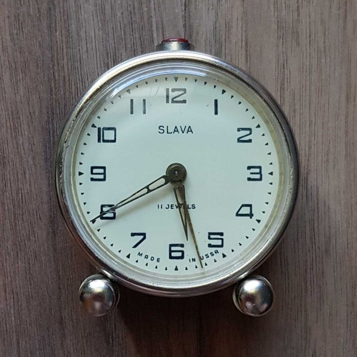 Budzik mechaniczny "Sława", ZSRR, na chodzie