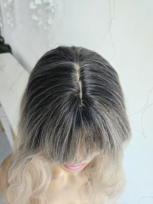 Tupet topper Sofi fale 40 cm jasny beżowy ochłodzony blond z grzywką