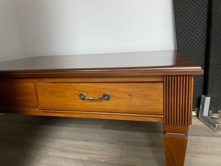 Mesa em cerejeira madeira com gavetas