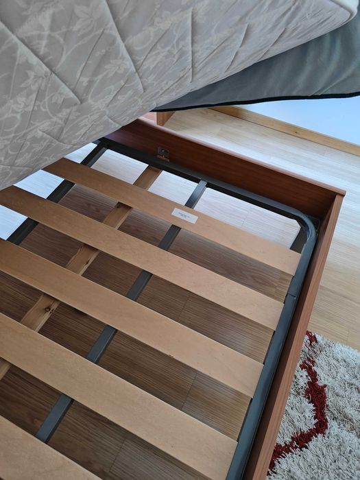 Cama de madeira castanha com estrado