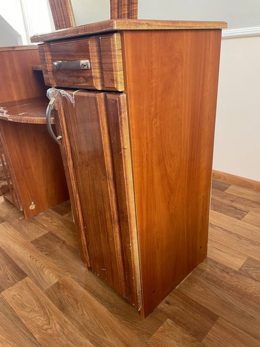 Туалетний стіл столик косметики трюмо тумба дзеркалом тумбочка трильяж