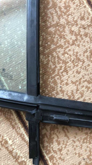 Форточка задней правой двери с уплотнителем Skoda Octavia A5