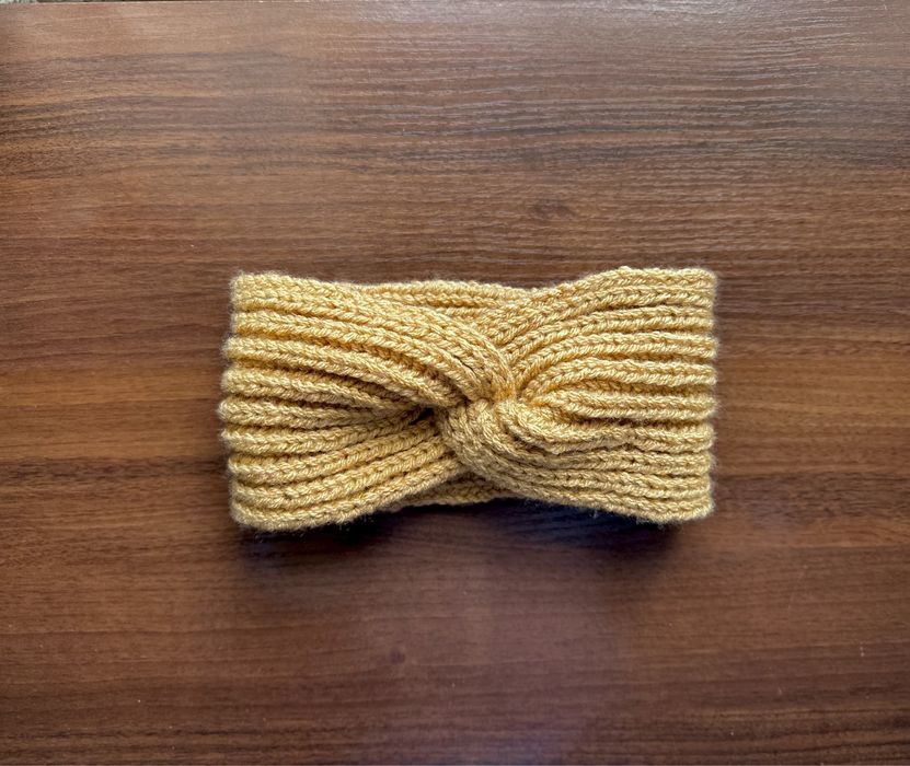 Нова вʼязана повʼязка на голову ручної роботи, чалма бежевого кольору