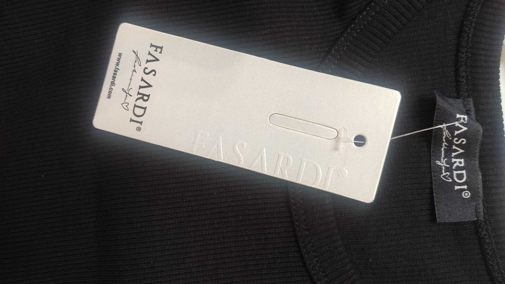 Czarna sukienka z krótkim rękawem