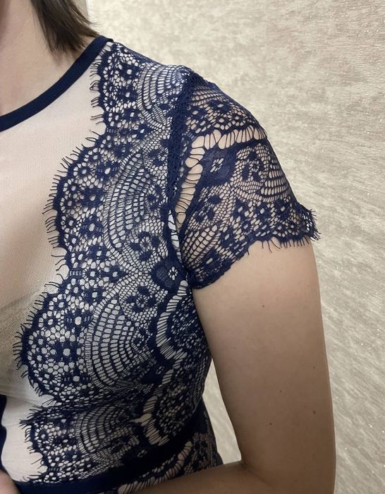 Сукня кружевна міді