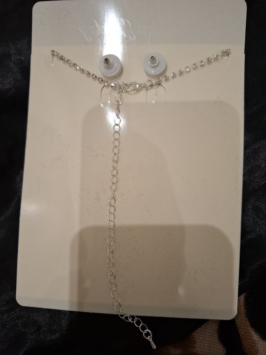Conjunto colar e brincos brilhantes
Orelha furada 
Ref 618
Novo