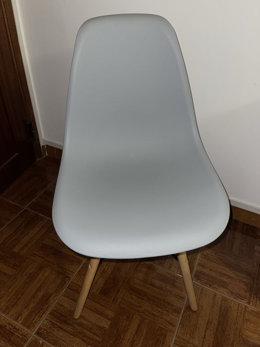 Cadeira plástico com pés em madeira