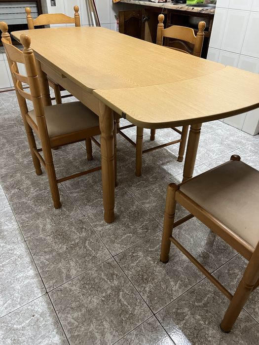 Mesa em madeira em ótimo estado