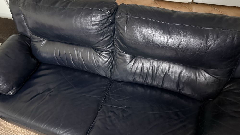 Sofa em pele azul escuro