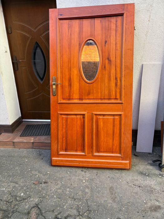 Drzwi drewniane z rama i metalowe