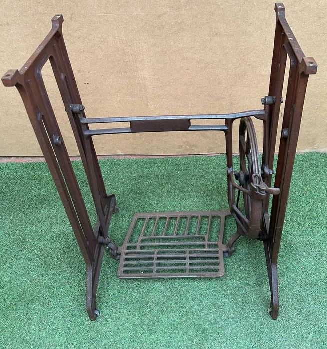 Base em ferro de antiga maquina de costura , medidas Altura 75X49X30 cm