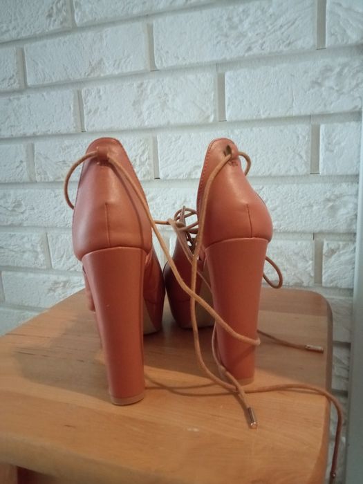 Buty na słupku rozmiar 37