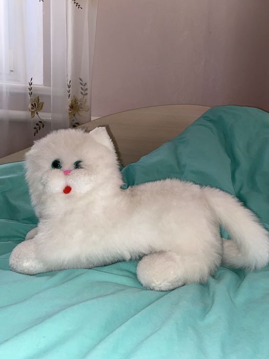 Мʼяка іграшка. Милий, білий котик