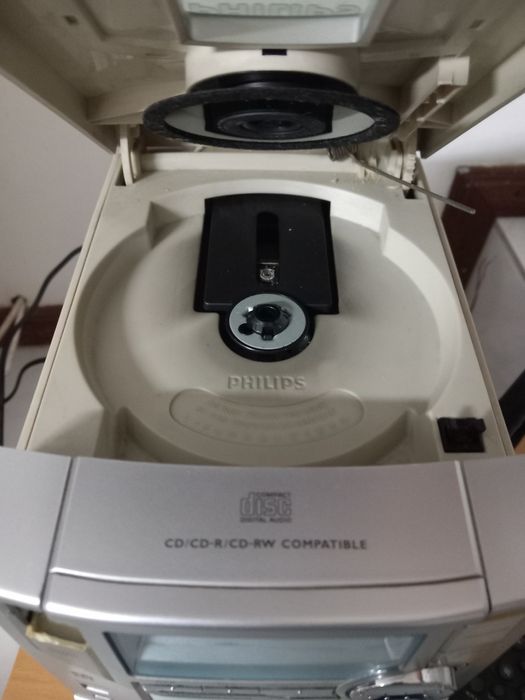 Aparelho de música Philips (Avariado) + 2 Colunas
