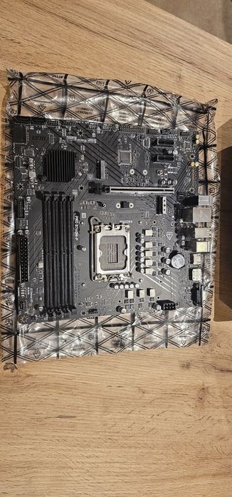 MSI pro B760M-P Intel lga700 ddr5 — Como Nova