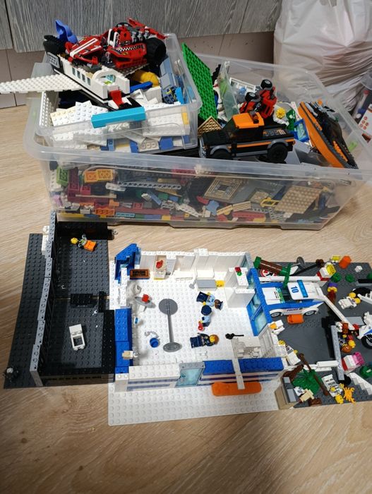 Великий набір деталей LEGO з моделями та мініфігурками