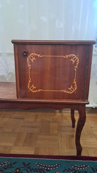 Кровать. Тумбочка. Зеркала.