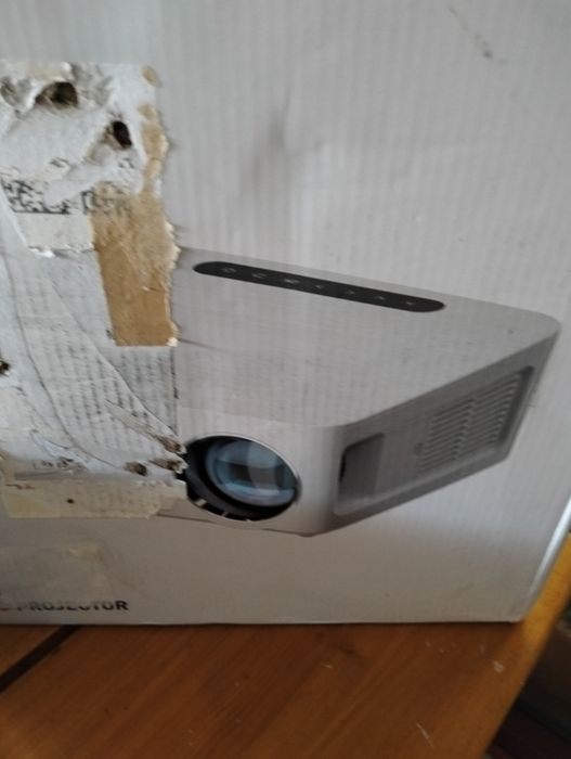Projector novo dentro da caixa bom para ver filmes e desporto
