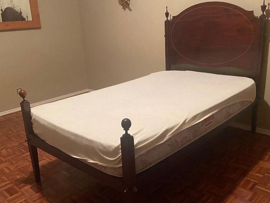 Cama em madeira maciça