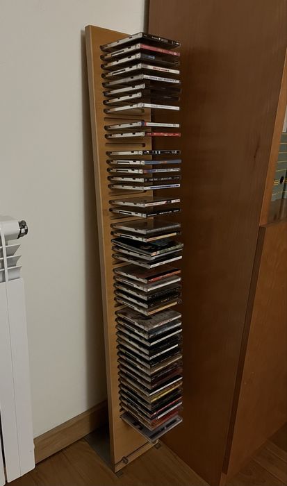 Estante de CDs em madeira