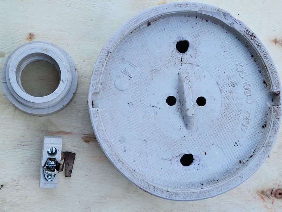 Oprawa porcelanowa bez klosza.